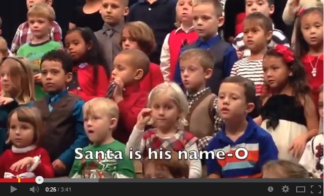 Se viraliza video de niña cantando villancicos con sus manos para sus padres sordos