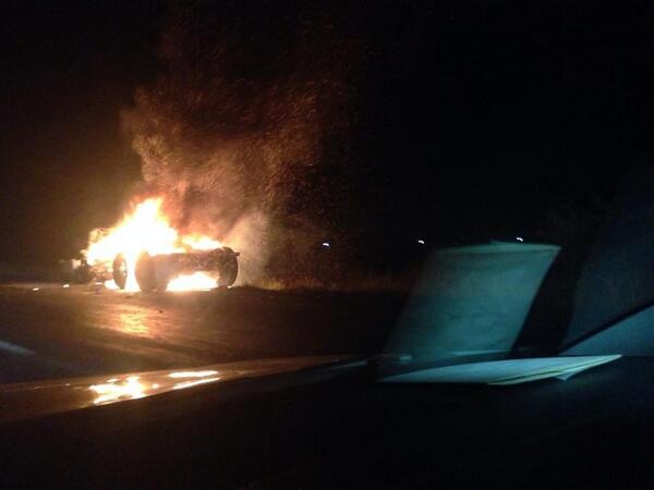 Uno de los vehículos incendiados esta noche / Vía @malplanz