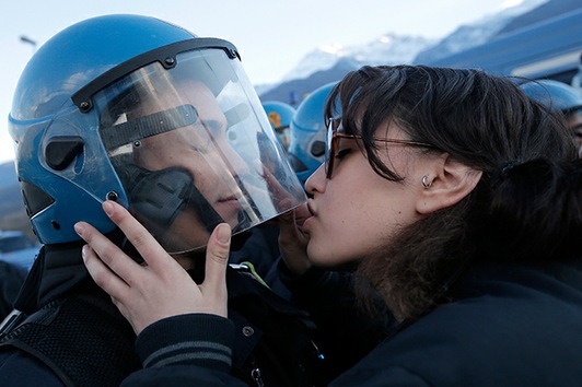 beso manifestación Francia AFP