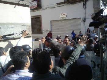 granaderos vs manifestantes Congreso del Estado Morelia2