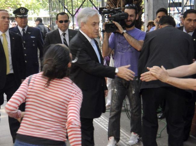 mujer escupe a presidente de chile