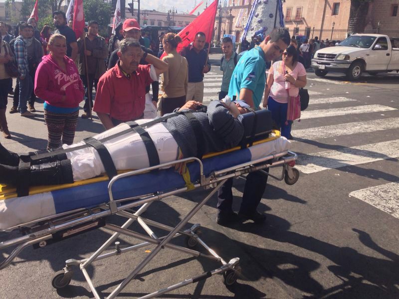 mujer herida Congreso del Estado camilla ambulancia