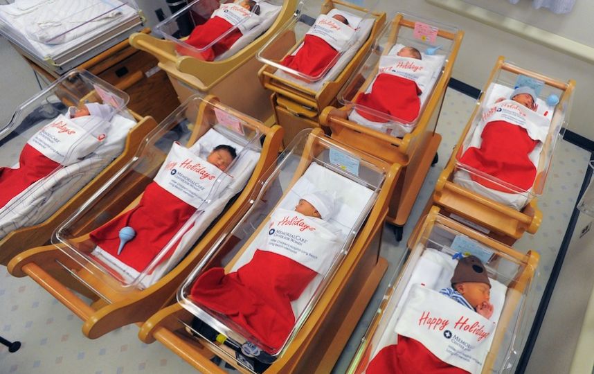 recién nacidos en bota de navidad