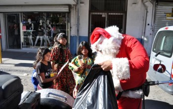 santa motorizado dando regalos a niños tarahumaras