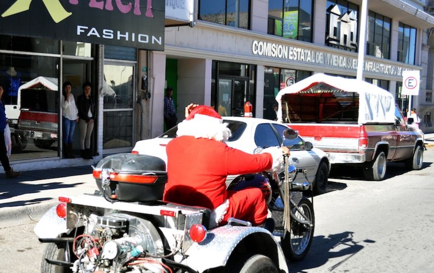  santa motorizado dando regalos a niños tarahumaras2