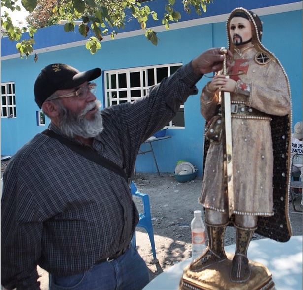 autodefensas papa pitufo decomisa estatua templarios migueldimayuga