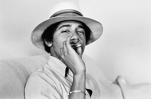 Obama echándose un porrito de mota en su juventud / US Weekly