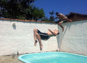 foto de asaltante entrando a casa