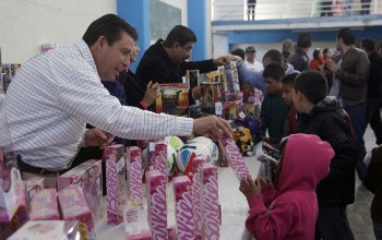 gobernador de guanajuato regala balón a niño