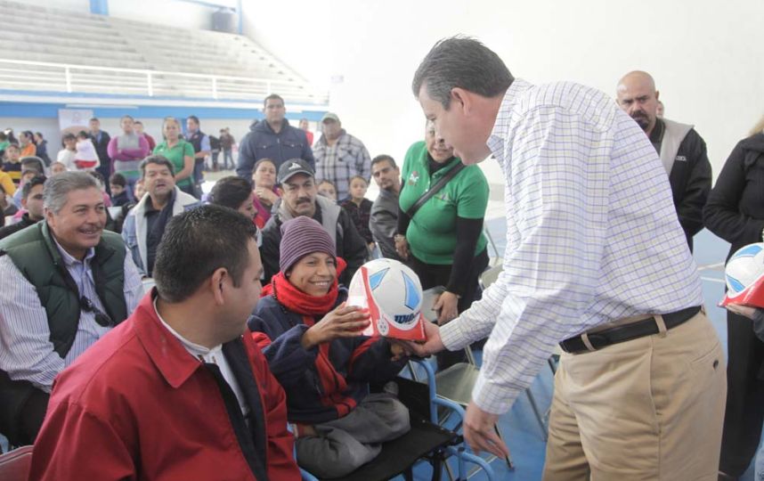 gobernador de guanajuato regala balón a niño2