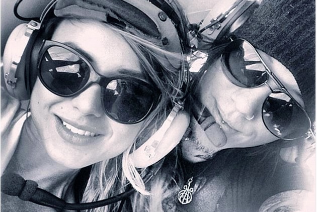 guitarrista guns n roses novia helicòptero