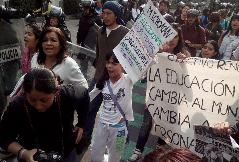 marcha apoyo autodefensas Michoacán