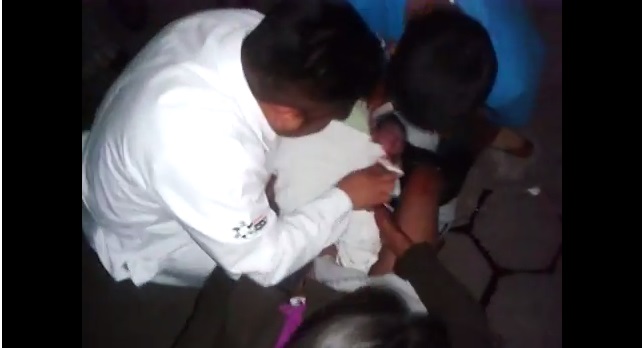 negligencia médica mujer da luz en banqueta Oaxaca