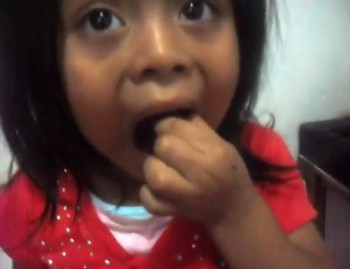 niña come cucarachas guatemala