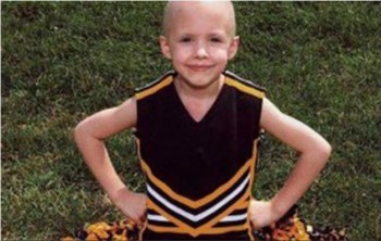 niña con cáncer y uniforme