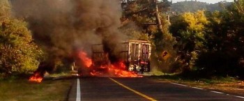 quema de camión carretera uruapan lombardía