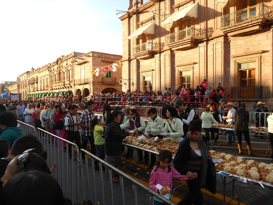 repartición de rosca de reyes en Morelia