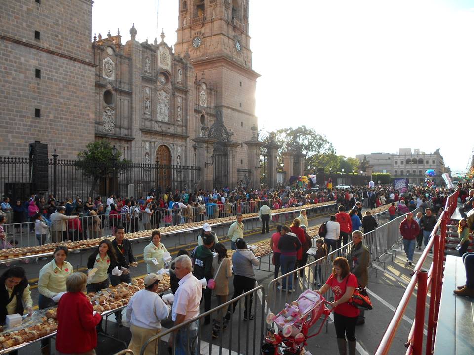 repartición de rosca de reyes en Morelia2