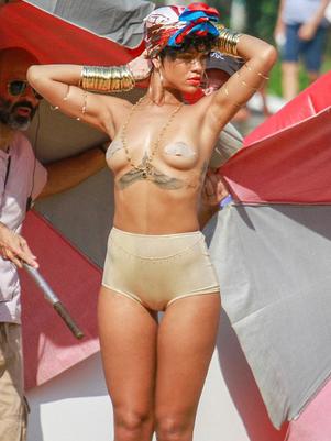 rihanna en topless