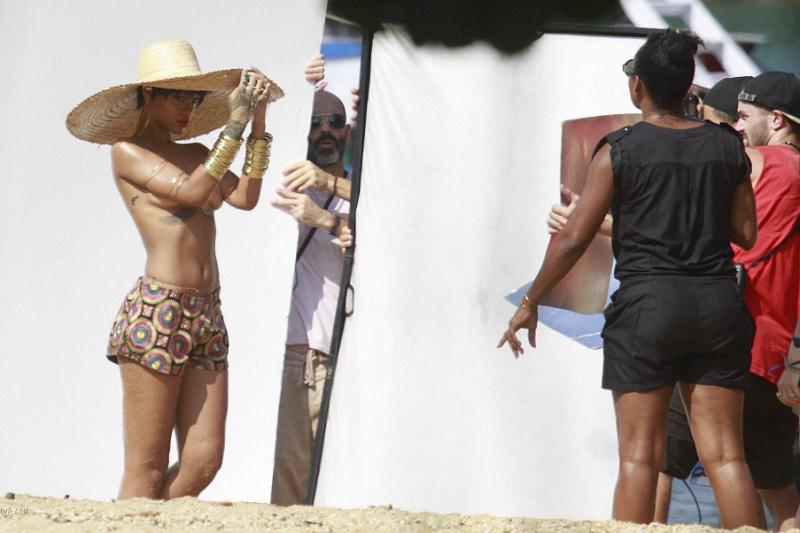 rihanna en topless