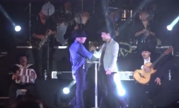 Espinoza Paz y Kike "El Príncipe de la banda" en concierto en Lázaro Cárdenas