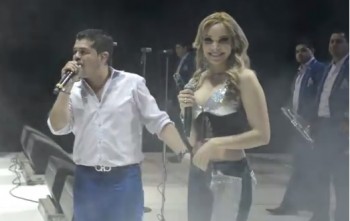 Melissa, "La Princesa de la banda" con el vocalista Jorge Medina durante concierto de La Arrolladora en Guanajuato
