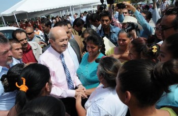 Fausto Vallejo mujeres gira de trabajo