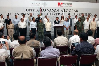 Osorio Chong, Fausto Vallejo y Alfredo Castillo en Apatzingán