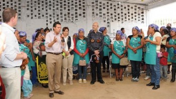 Peña Nieto y Fausto Vallejo en comedor comunitario Chilchota