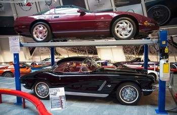 Se tragó la tierra ocho  autos Chevrolet en un museo de Estados Unidos