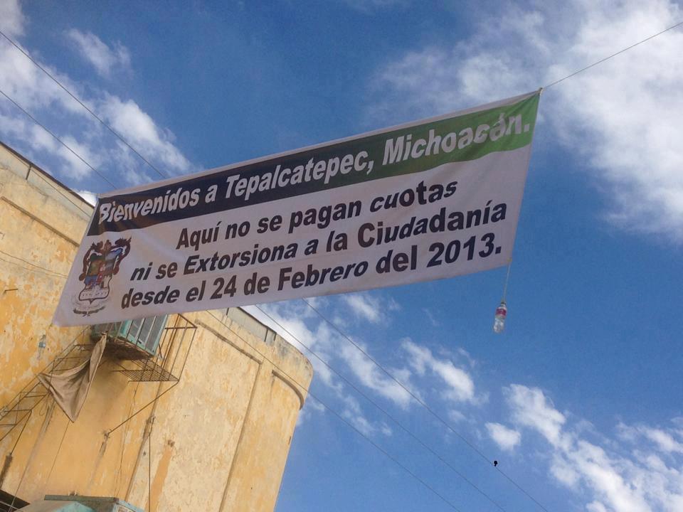 Tepalcatepec libre de extorsión lona autodefensas aniversario