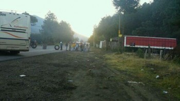 bloqueo carretera Los Reyes-Uruapan por maestros
