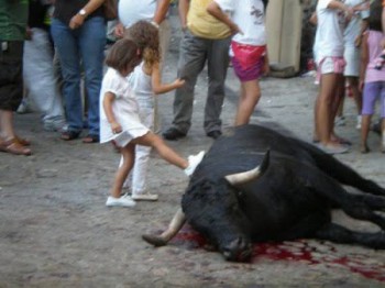 niñas pateando toro