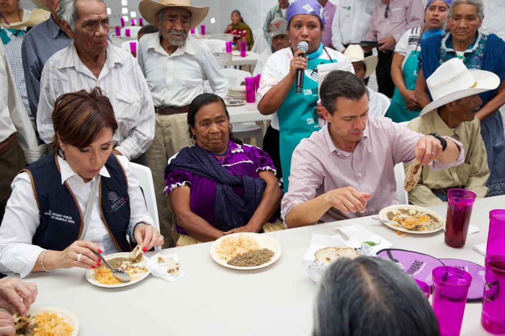 peña nieto comiendo purepechas