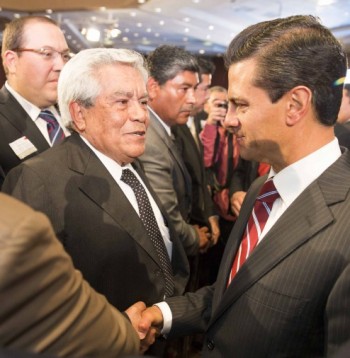 El dueño de La Voz de Michoacán,Miguel Medina saludando al presidente Peña Nieto en una de sus recientes visitas a Morelia