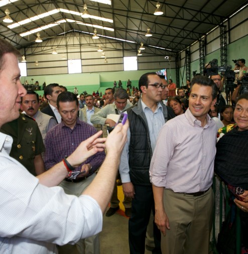 El comisionado Castillo tomandole las fotos "pal feis" al presidente