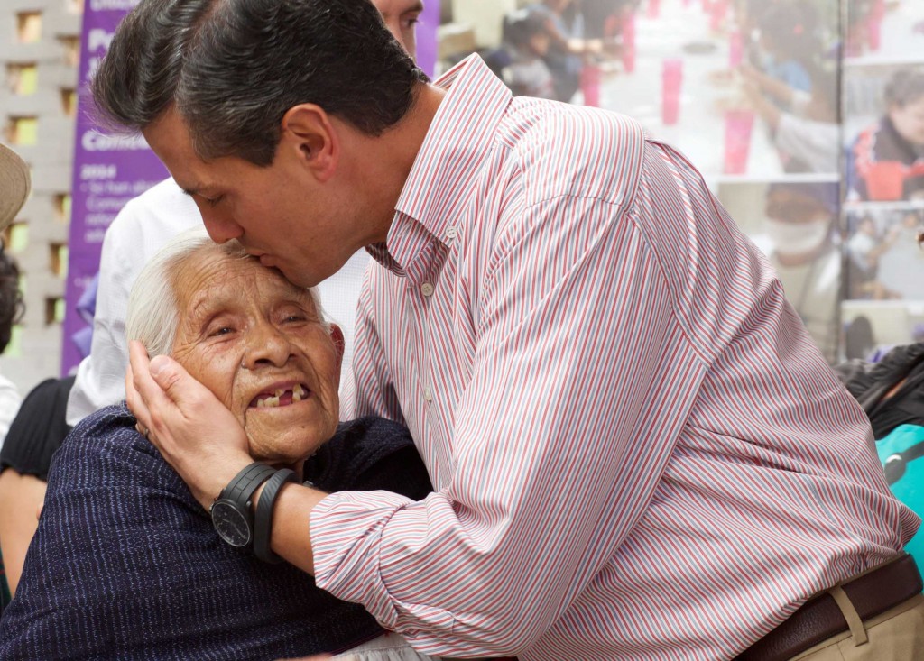 peña nieto purepechas beso en la mejilla abuelita