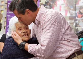 peña nieto purepechas beso en la mejilla abuelita