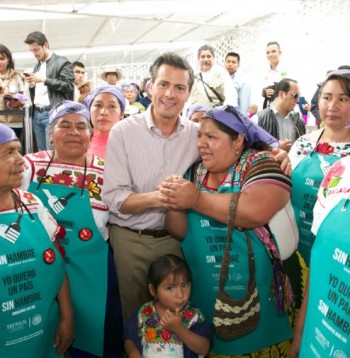 El presidente dejándose querer por las mujeres purépechas