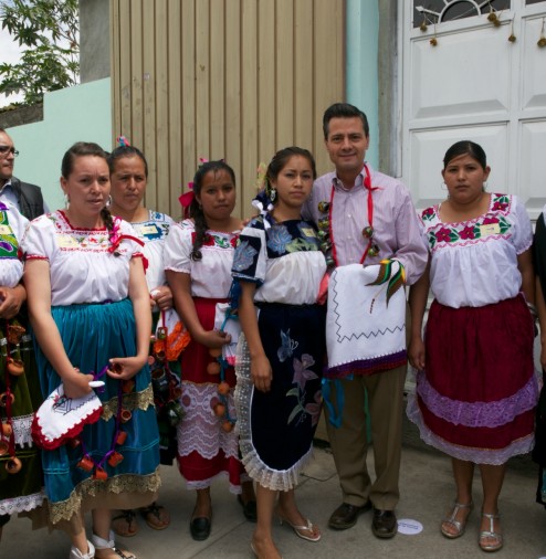 Con purépechas que portan la vestimenta tradicional