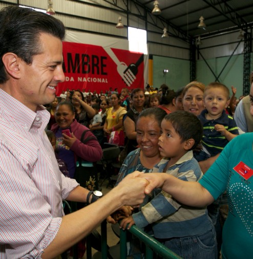 Niños, mujeres y hombres de Chilchota por igual acercándose a Peña Nieto