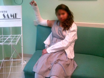 El castigo por olvidar su libreta le causa una fractura a chavita
