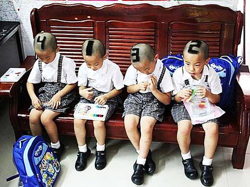 Una madre china a sus cuatrillizos les corta el  cabello con números para distinguirlos