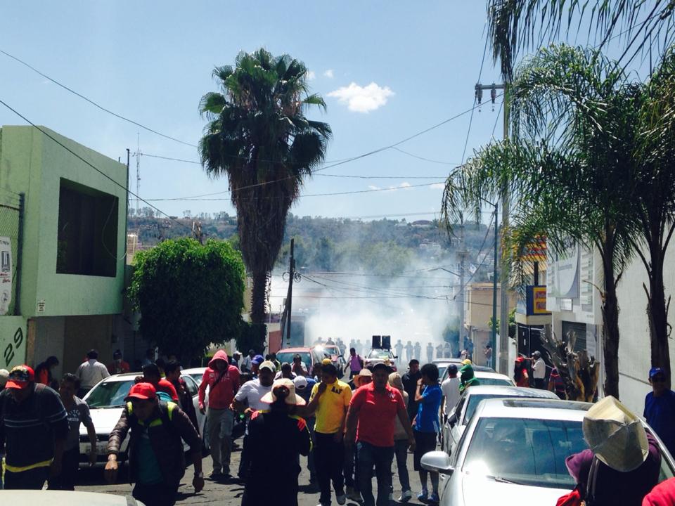 enfrentamiento maestros CNTE sede PAN Morelia
