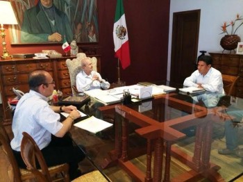 fausto vallejo se reune con alcalde de tangancícuaro