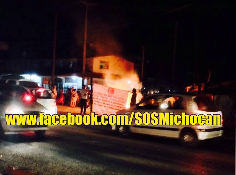 habitantes de Guacamayas Michoacán queman las vías del tren 2
