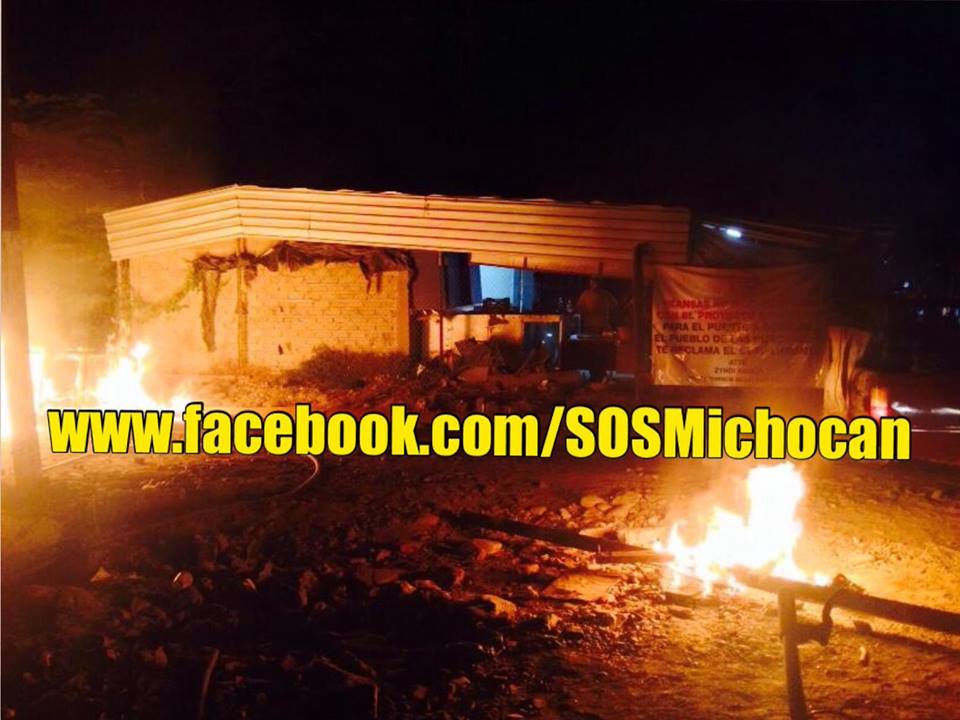 habitantes de Guacamayas Michoacán queman las vías del tren