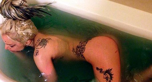 lady gaga foto tatoos bañera