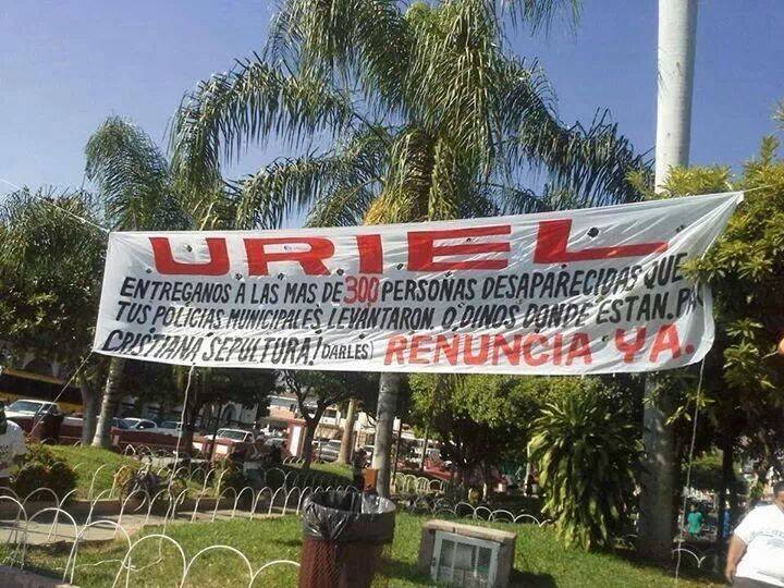 manta Apatzingán renuncia de Uriel Chávez