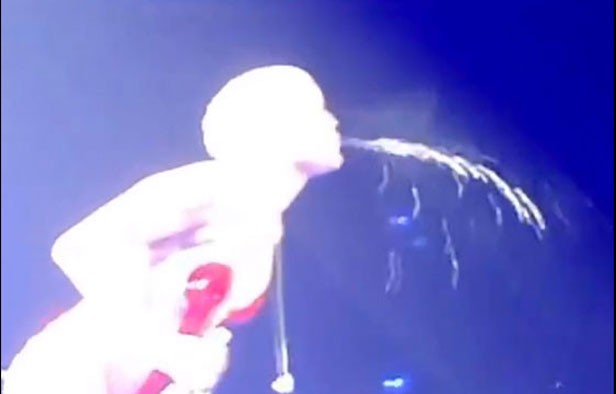 miley cyrus escupiendo fans